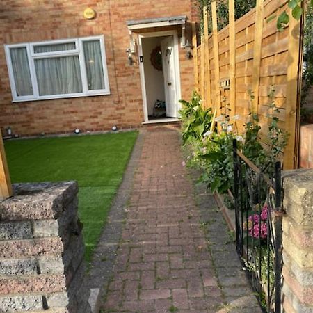 Specious Room In Northolt Northolt  المظهر الخارجي الصورة