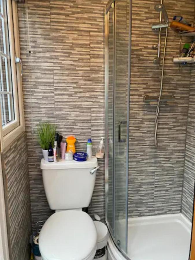 Specious Room In Northolt Northolt  المظهر الخارجي الصورة