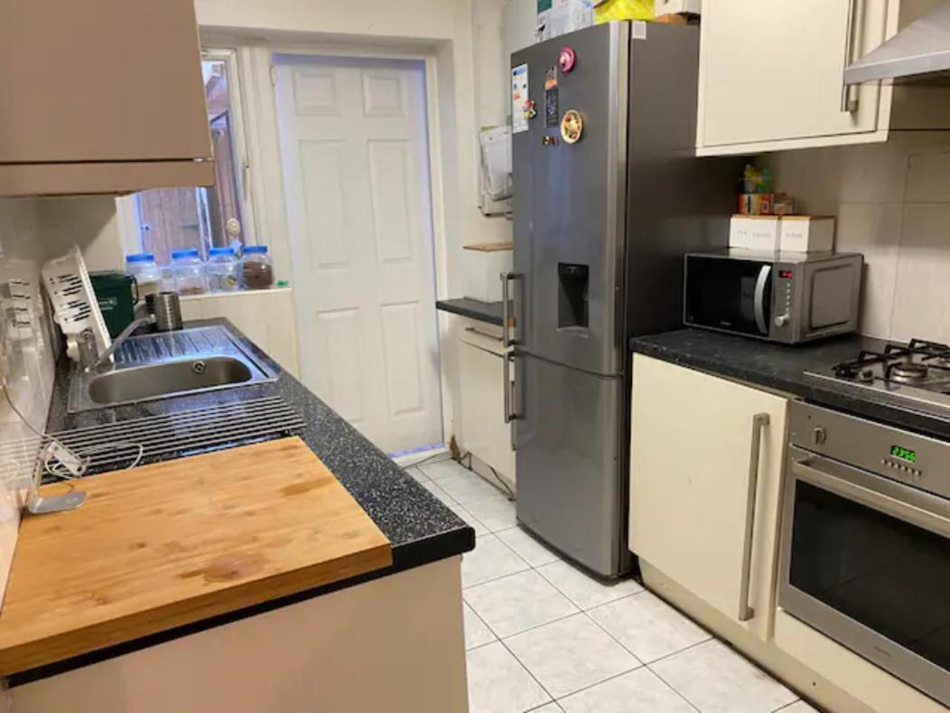 Specious Room In Northolt Northolt  المظهر الخارجي الصورة