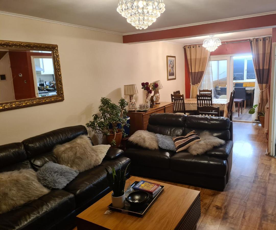 Specious Room In Northolt Northolt  المظهر الخارجي الصورة